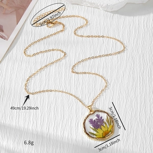 Détail du pendentif bohème rond avec fleurs séchées violettes et chaîne dorée avec dimensions