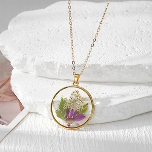 Collier bohème avec vraies fleurs séchées violettes et pendentif rond doré