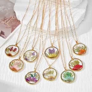 Collier Pendentif en Résine avec Fleur Séchée Naturelle Bohème Chaîne en Alliage Plqué Or Bijoux Botaniques Transparents pour Femmes