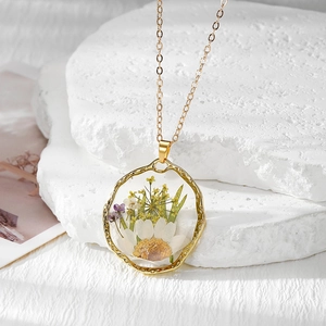 Collier bohème doré avec de vraies marguerites blanches et fleurs mauves sous résine