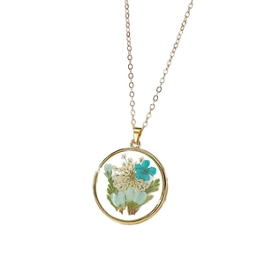 Collier bohème avec fleurs séchées naturelles bleues et chaîne dorée fine