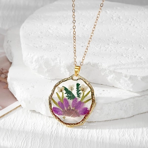 Collier bohème fait main en résine avec fleurs séchées violettes et bordure martelée dorée