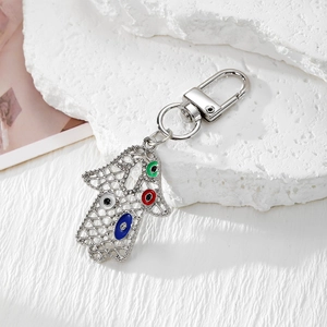 Vintage Hamsa-Hand Schlüsselanhänger mit hohlem Design, Silber-Optik und bunten Steinen