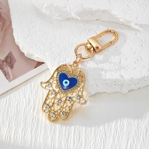 Detail von Hamsa Hand Schlüsselanhänger mit blauem Evil Eye Herz und Strasssteinen