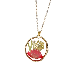 Collier bohème avec pendentif rond en résine et fleurs séchées sur chaîne dorée