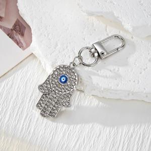 Porte-clés Main de Fatima argenté avec œil bleu et strass brillants pour sacs
