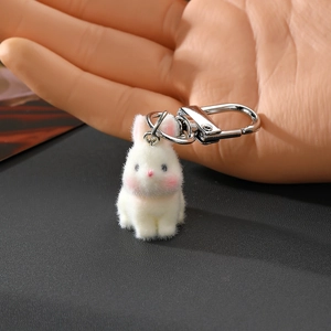 Porte-clés lapin en résine blanche fait main avec des détails roses et crochet argenté