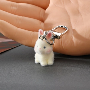 Détail du porte-clés lapin blanc floqué avec mousqueton en métal argenté et texture douce
