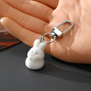 Mignon porte-clés lapin floqué blanc avec nez rose et fermoir en métal argenté