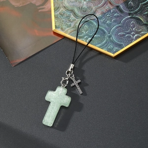 Bijou de téléphone en résine croisée vert clair pailleté avec pendentif en métal argenté