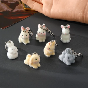 Mignon Porte-clés Lapin en Résine Floquée pour Femmes Mini Pendentif de Sac Animal Texture Douce Petit Lapin Bijou de Sac Cadeau