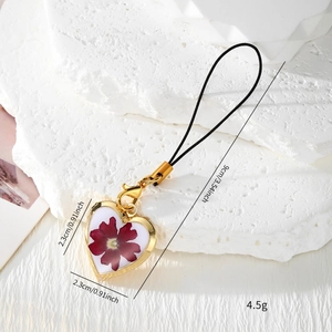 Porte-clés cœur bohème avec véritable fleur pressée rouge et bordure dorée élégante