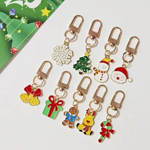 Set dettagliato di 9 portachiavi natalizi in smalto con motivi di Babbo Natale e pupazzo di neve