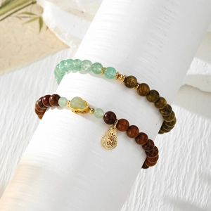 Bracelets faits main en bois de santal vert et jade avec un pendentif calebasse dorée