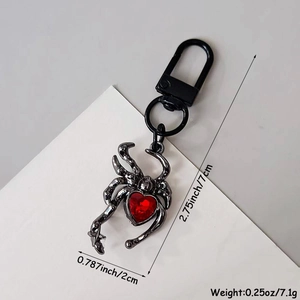 Détail du porte-clés araignée gothique avec gemme coeur rouge et dimensions précises