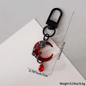 Vue détaillée du porte-clés lune rouge avec roses noires et gemme goutte, 6,7 cm