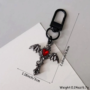 Porte-clés gothique croix et ailes de chauve-souris avec cœur rouge et mesures