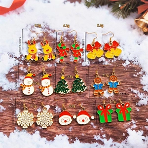 Detailed size chart for Christmas earrings set including reindeer, snowman and tree designs