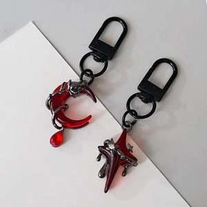 Lot de porte-clés gothiques lune et étoile avec détails rouges et design épines