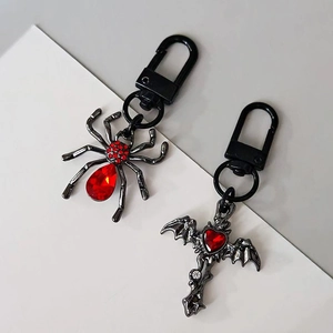 Porte-clés gothiques araignée noire et croix de cœur ailée avec cristaux rouges