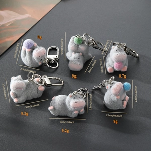 Détails de six porte-clés hippopotames gris floqués en diverses poses et tailles