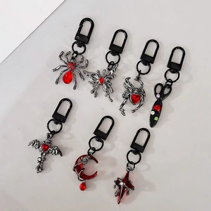 Porte-clés gothiques punk avec araignée, papillon de cœur et croix en alliage noir