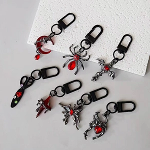 Lot de porte-clés gothiques avec lune, araignée et pendentifs cœurs en noir et rouge