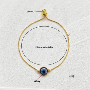 Détail du bracelet œil maléfique avec chaîne en cuivre réglable et curseur en zircon