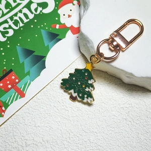 Dettaglio portachiavi a forma di albero di Natale con smalto e chiusura in oro rosa