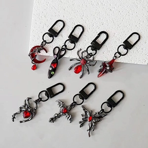 Porte-clés Gothique en Métal Sombre avec Zircone Araignée Papillon Croix Lune Ciseau Coeur Pendentif Sac Bijoux Halloween