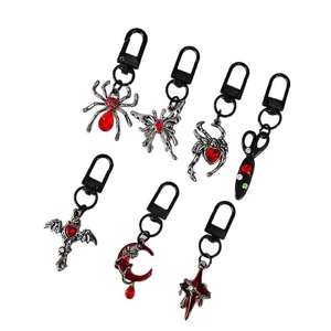 Porte-clés gothiques avec araignée, lune et cœur en métal noir et cristaux rouges