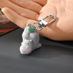 Porte-clés hippopotame gris mignon avec boule de fourrure verte et fermoir métallique