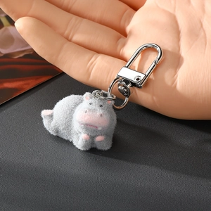 Pendentif hippopotame mignon en feutrine grise avec mousqueton argenté pour sacs et clés