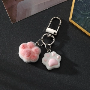 Simpatico portachiavi a zampa di gatto in peluche rosa e resina con chiusura in metallo