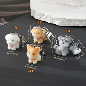 Spécifications de taille et poids pour quatre porte-clés chien en peluche colorés