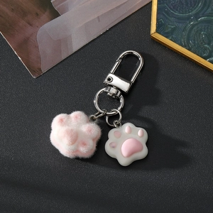 Simpatico portachiavi a zampa di gatto in peluche rosa e resina con moschettone argento