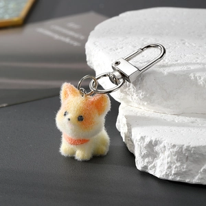 Gros plan détaillé d'un porte-clés chiot floqué avec texture douce et écharpe orange