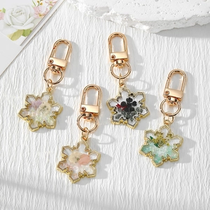 Handmade Dried Flower Resin Keychain Snowflake Gold Alloy Frame Real Plant Bag Charm Accessory For Women Girls Floral Gift