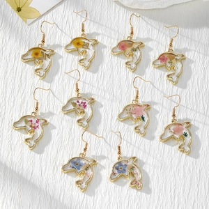 Boucles d'Oreilles Dauphin en Résine Fait Main Avec Vraies Fleurs Séchées Tige en Acier Inoxydable Or Floral Bijoux Pastoraux Femme