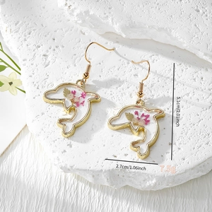 Boucles d'oreilles dauphin fait main en résine avec vraies fleurs séchées roses et blanches