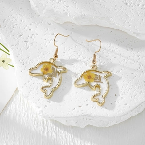 Boucles d'oreilles dauphin fait main avec fleurs séchées jaunes et crochets acier