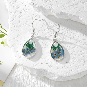 Boucles d'oreilles goutte en résine avec vraies fleurs séchées bleues et crochets
