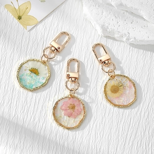 Handmade Irregular Gold Alloy Resin Dried Flower Keychain For Women Bag Charm Pendant Real Daisy Floral Keyring Accessory
