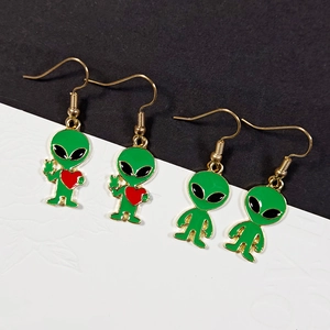 Orecchini a forma di alieno punk con smalto verde e cuore rosso in lega metallica