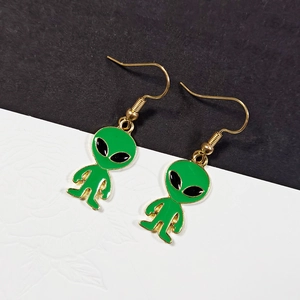 Dettaglio di orecchini alieno stile punk con smalto verde e finitura in oro
