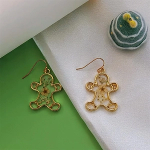 Orecchini a goccia omino di pan di zenzero in resina con veri fiori secchi e metallo oro