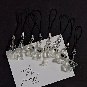 Set mit 8 leuchtenden Alien-Resin-Anhängern mit verschiedenen Gesichtsausdrücken