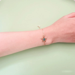 Bracelet doré élégant avec pendentif étoile à fleurs séchées bleues et chaîne ajustable