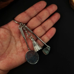 Porte-clés en alliage argenté avec raquette de badminton, volant et club de golf pendentif