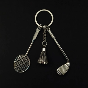 Vue détaillée des pendentifs de porte-clés badminton et club de golf en métal argenté poli